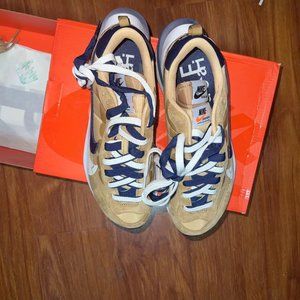 The new Nike sneakers. The shoe box is broken. The shoes are so small that I can